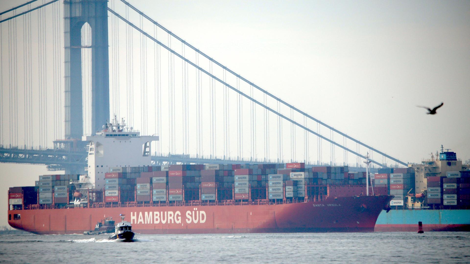 Ein Containerschiff mit der Aufschrift Hamburg Süd liegt im Hafen von New Jersey, USA.