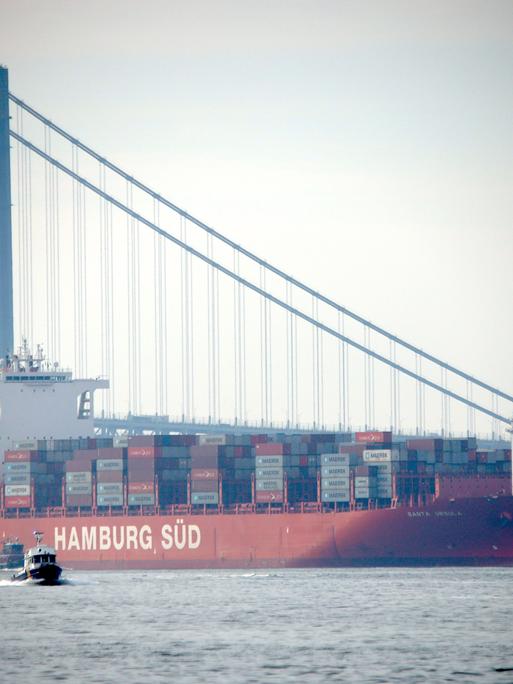 Ein Containerschiff mit der Aufschrift Hamburg Süd liegt im Hafen von New Jersey, USA.