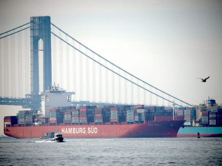 Ein Containerschiff mit der Aufschrift Hamburg Süd liegt im Hafen von New Jersey, USA.