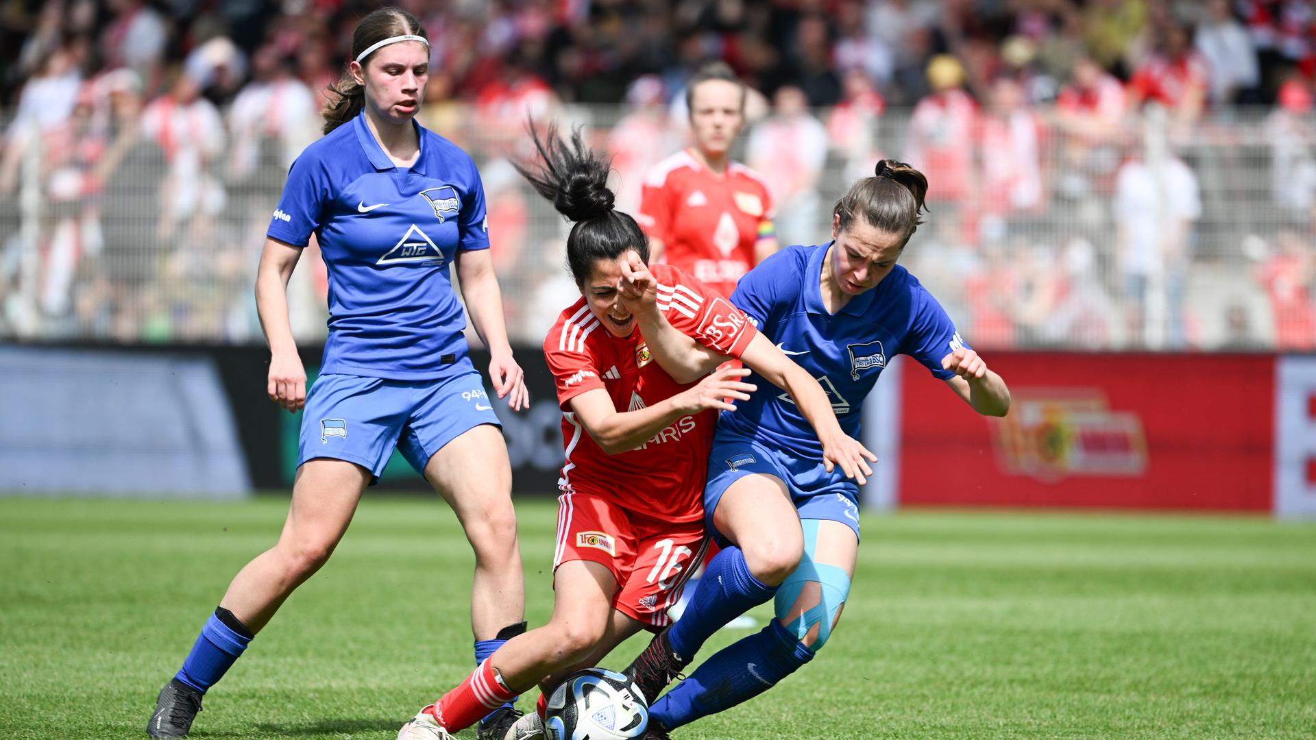 Eine Spielszene in dem Spiel Union Berlin - Hertha BSC, Unions Sarah Abu Sabbah (l) agiert gegen Herthas Clara Dreher.