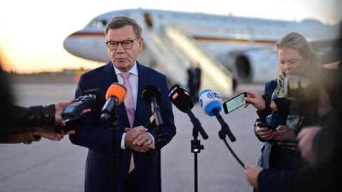 Außenminister Wadephul gibt vor seinem Abflug nach Istanbul ein Statement ab.