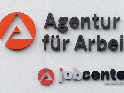 Das Logo der Agentur für Arbeit ist an dem Gebäudekomplex der Behörde zu sehen