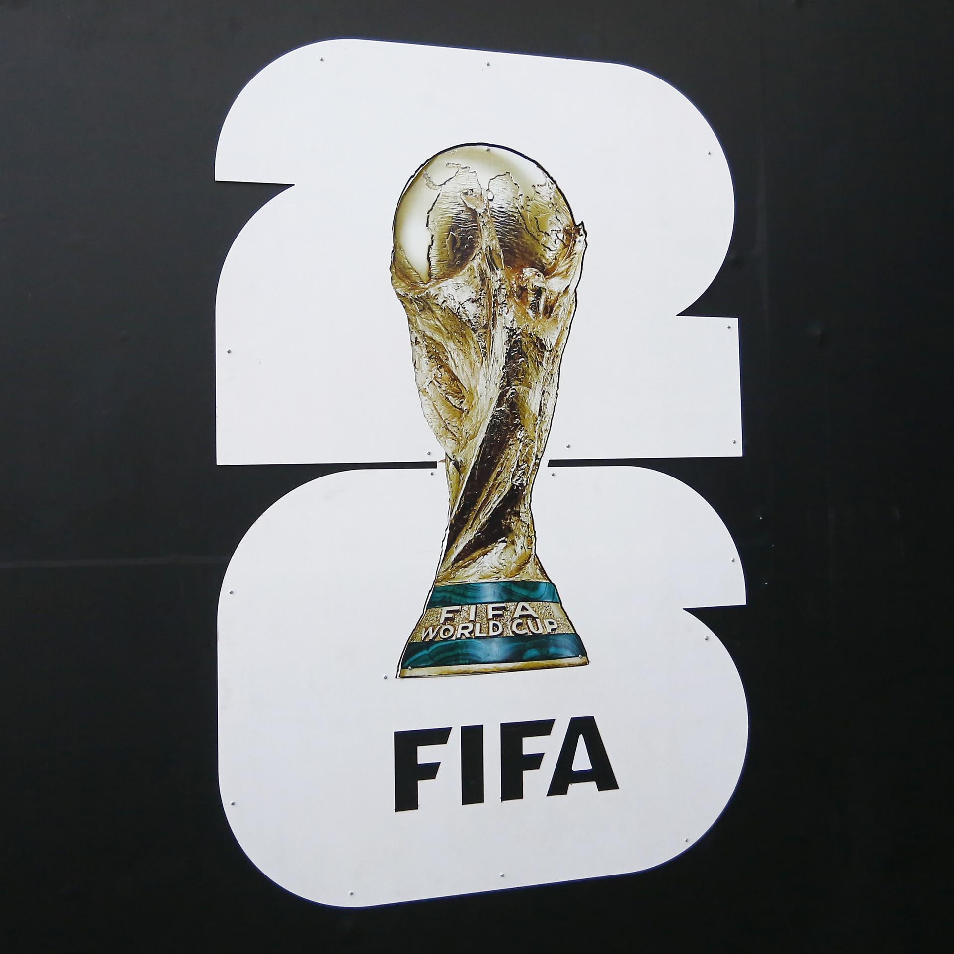 Das Logo der WM 2026 - der Weltmeisterpokal über den zwei großen Ziffern 2 und 6.