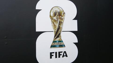 Das Logo der WM 2026 - der Weltmeisterpokal über den zwei großen Ziffern 2 und 6.