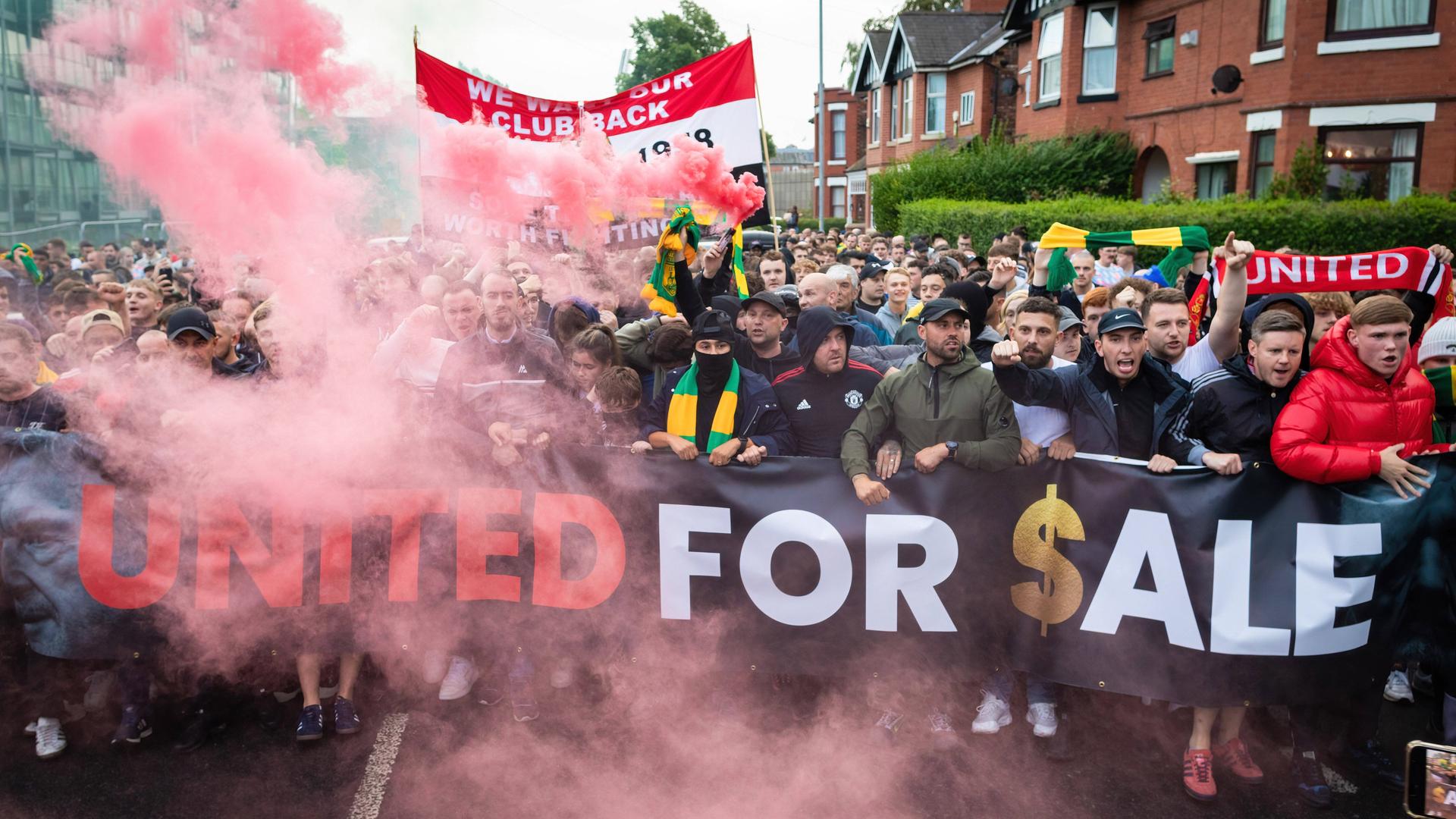 Manchester-United-Fans bei einem Protestmarsch zum Stadion Old Trafford.