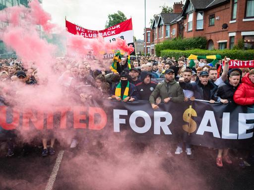 Manchester-United-Fans bei einem Protestmarsch zum Stadion Old Trafford.