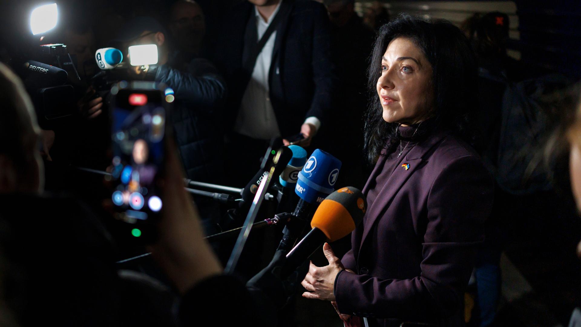 Bundeswirtschaftsministerin Reiche bei einem Statement nach ihrer Ankunft am Bahnhof in Kiew. Bundeswirtschaftsministerin Reiche bei einem Statement nach ihrer Ankunft am Bahnhof in Kiew.