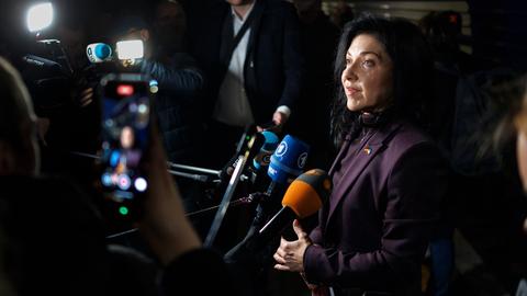 Bundeswirtschaftsministerin Reiche bei einem Statement nach ihrer Ankunft am Bahnhof in Kiew.