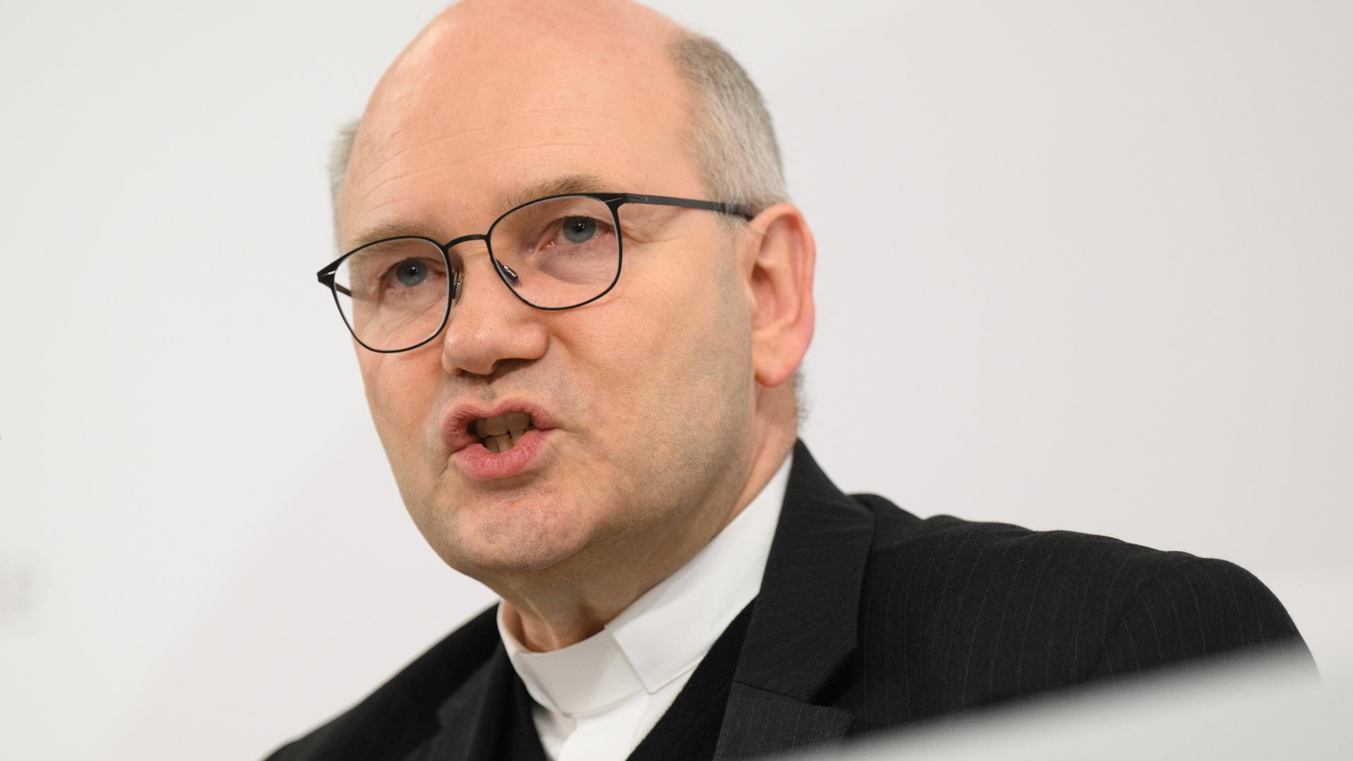 Helmut Dieser, Bischof von Aachen, spricht mit ernster Miene.