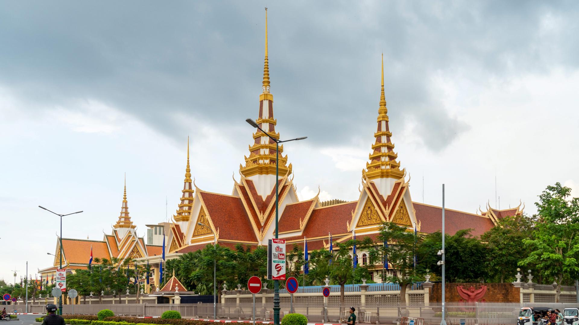Frontansicht der Nationalversammlung von Kambodscha in der Hauptstadt Phnom Penh Frontansicht der Nationalversammlung von Kambodscha in der Hauptstadt Phnom Penh
