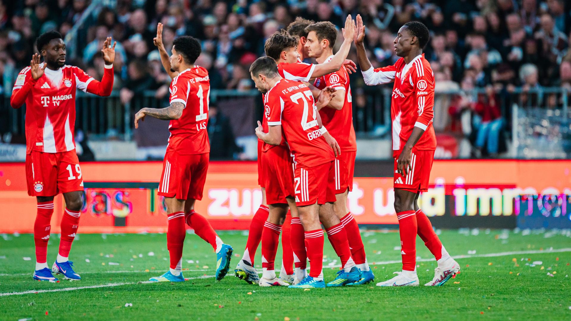 Tor-Jubel zum 0:4 durch Nicolas Jackson vom FC Bayern München 