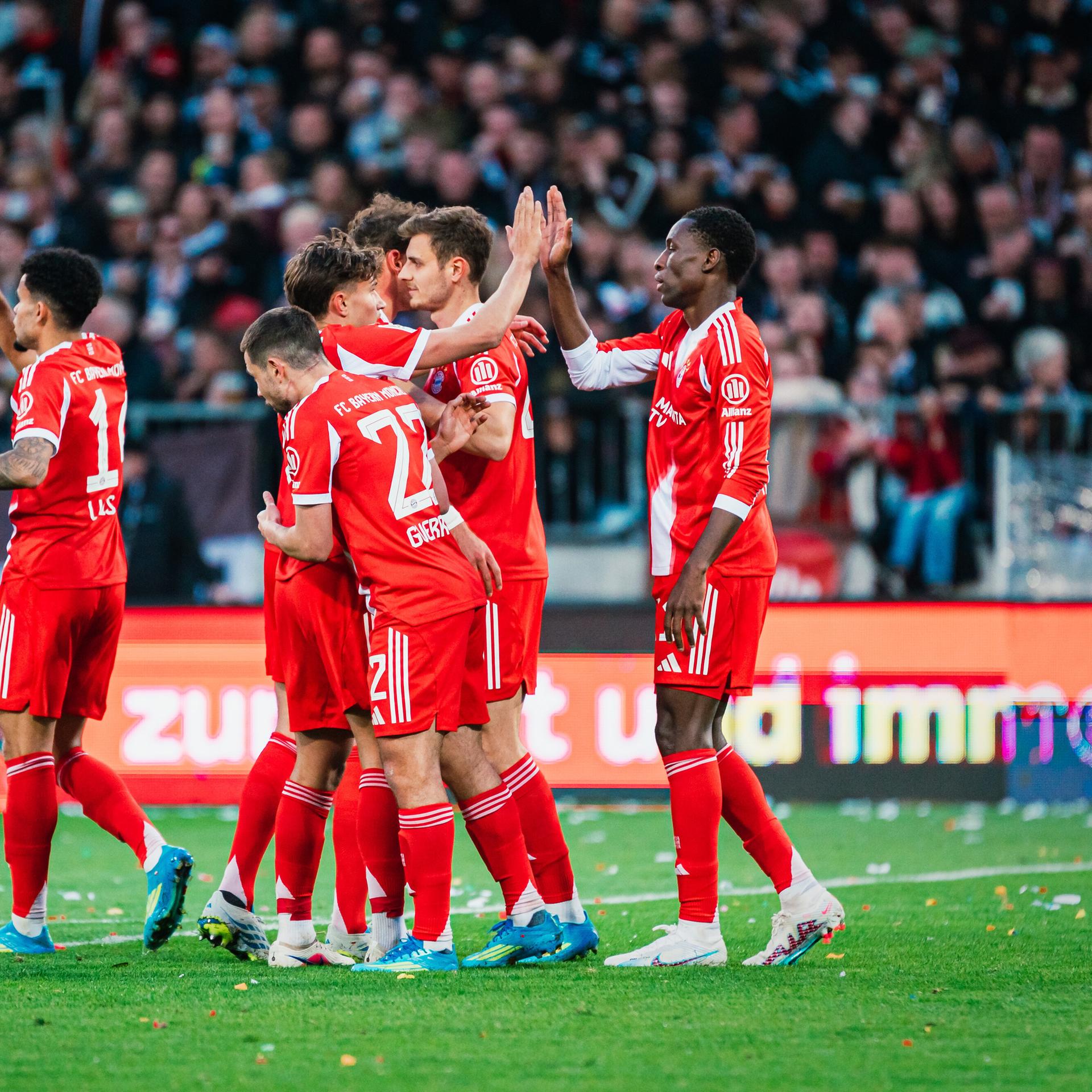 Fußball Bundesliga - FC Bayern siegt mit Torrekord - Wolfsburg verliert