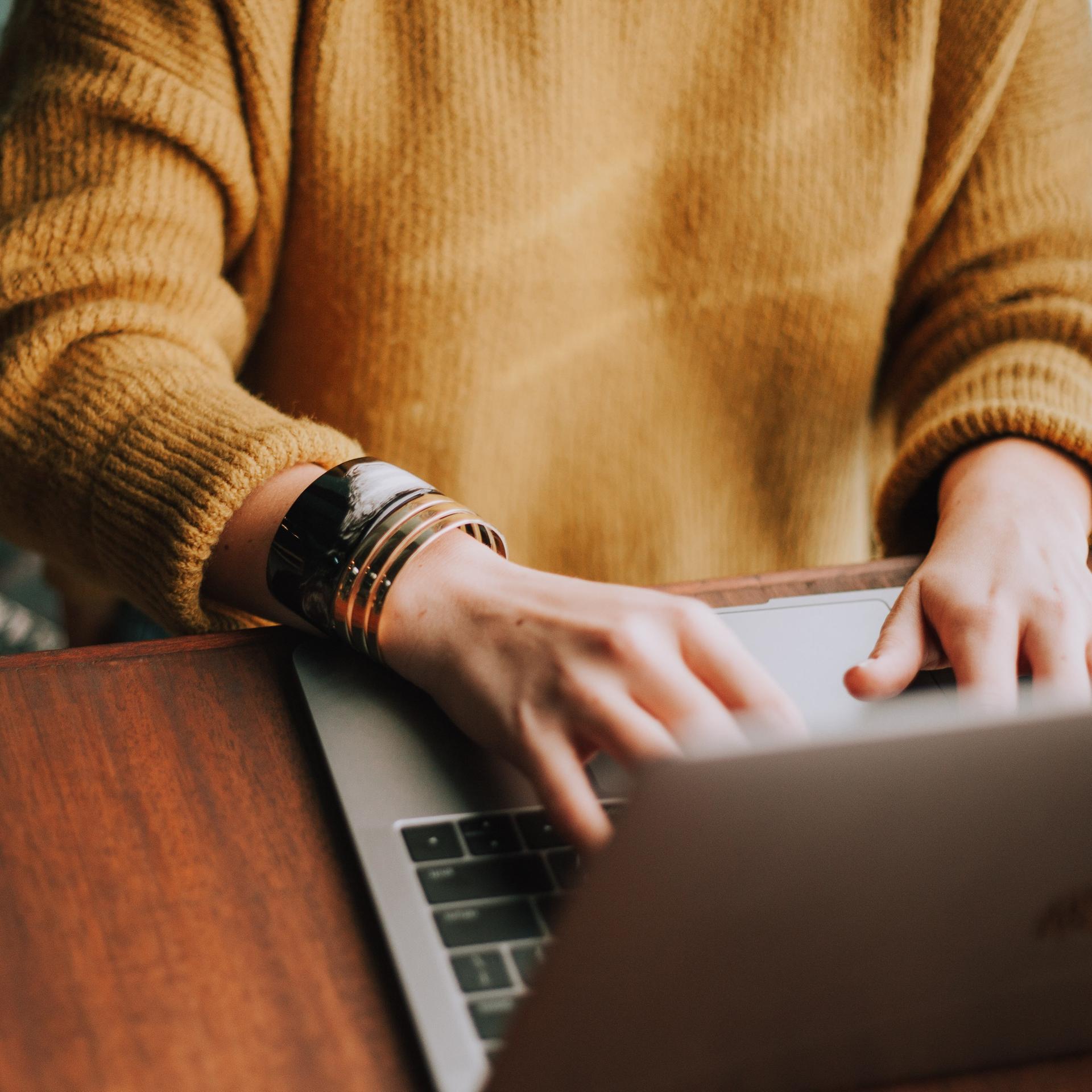 Eine Frau tippt auf dem Laptop
