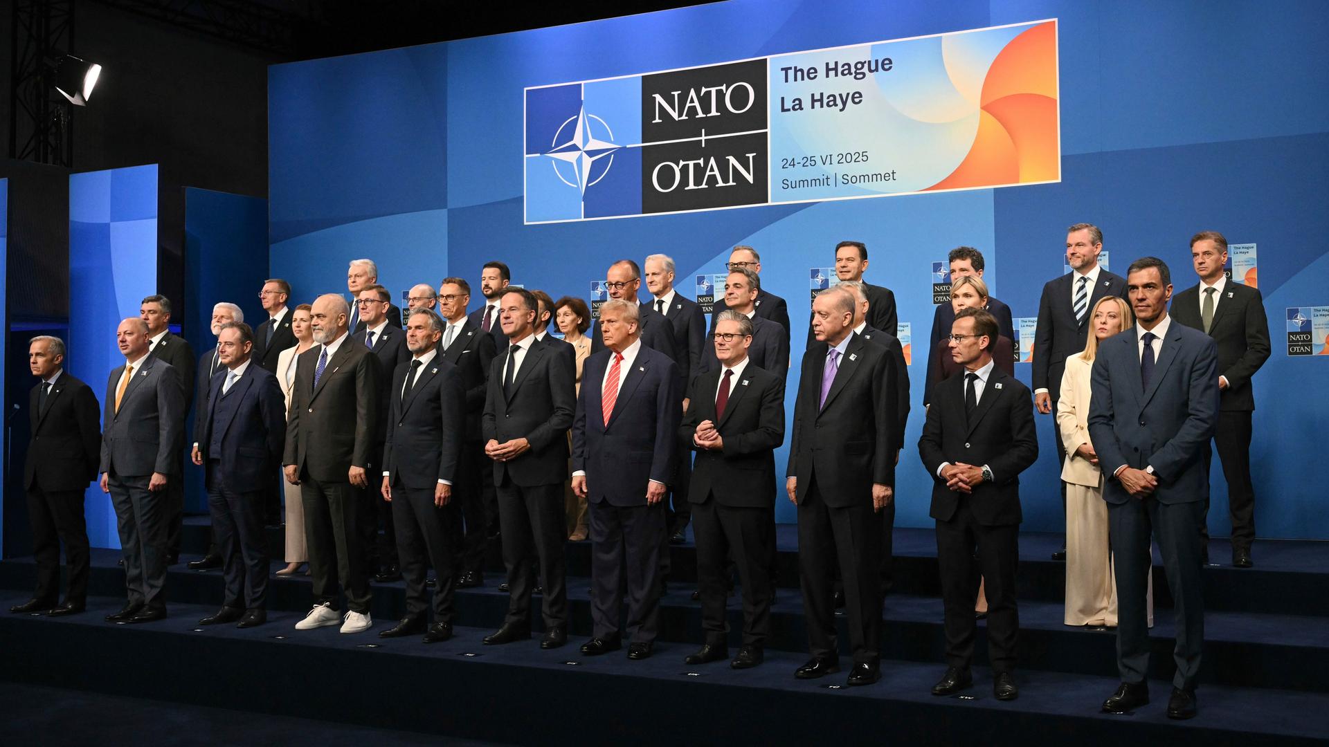 Die Vertreter der Nato-Staaten stehen zu einem Familienfoto in Den Haag zusammen. Die Vertreter der Nato-Staaten stehen zu einem Familienfoto in Den Haag zusammen.