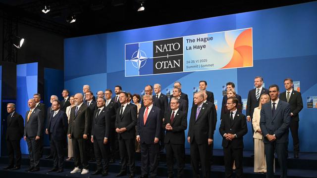 Die Vertreter von den Nato-Staaten stehen für ein Foto zusammen. 