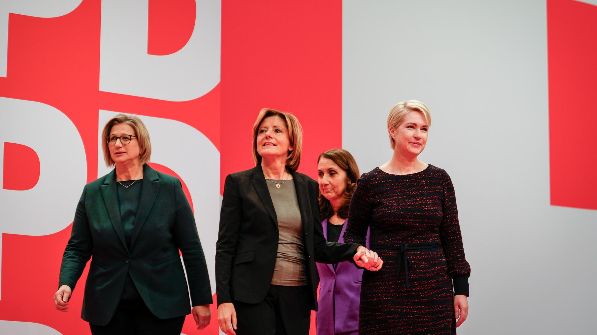 Malu Dreyer, Ministerpräsidentin Rheinland-Pfalz, gemeinsam mit Manuela Schwesig, Ministerpraesidentin Mecklenburg-Vorpommern, Anke Rehlinger, Ministerpraesidentin Saarland und Aydan Oezoguz auf der Bühne beim SPD-Bundesparteitag in Berlin.