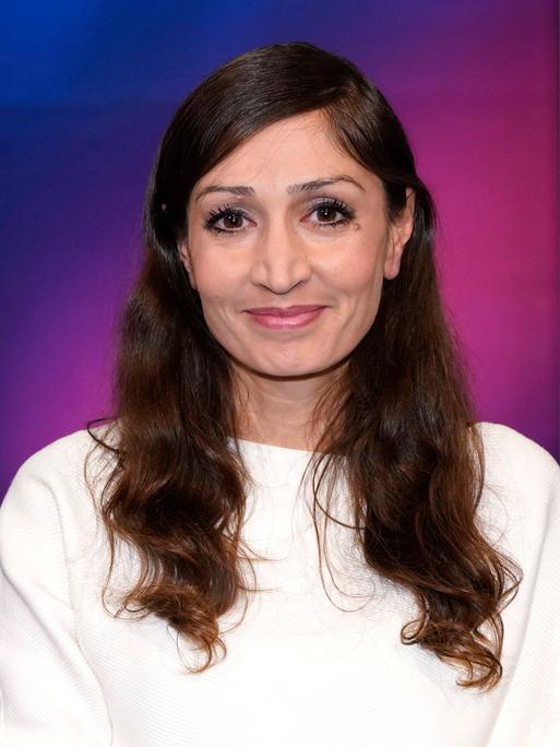 Gilda Sahebi als Gast in der ARD-Talkshow maischberger im Studio Berlin Adlershof, 23.11.2022.