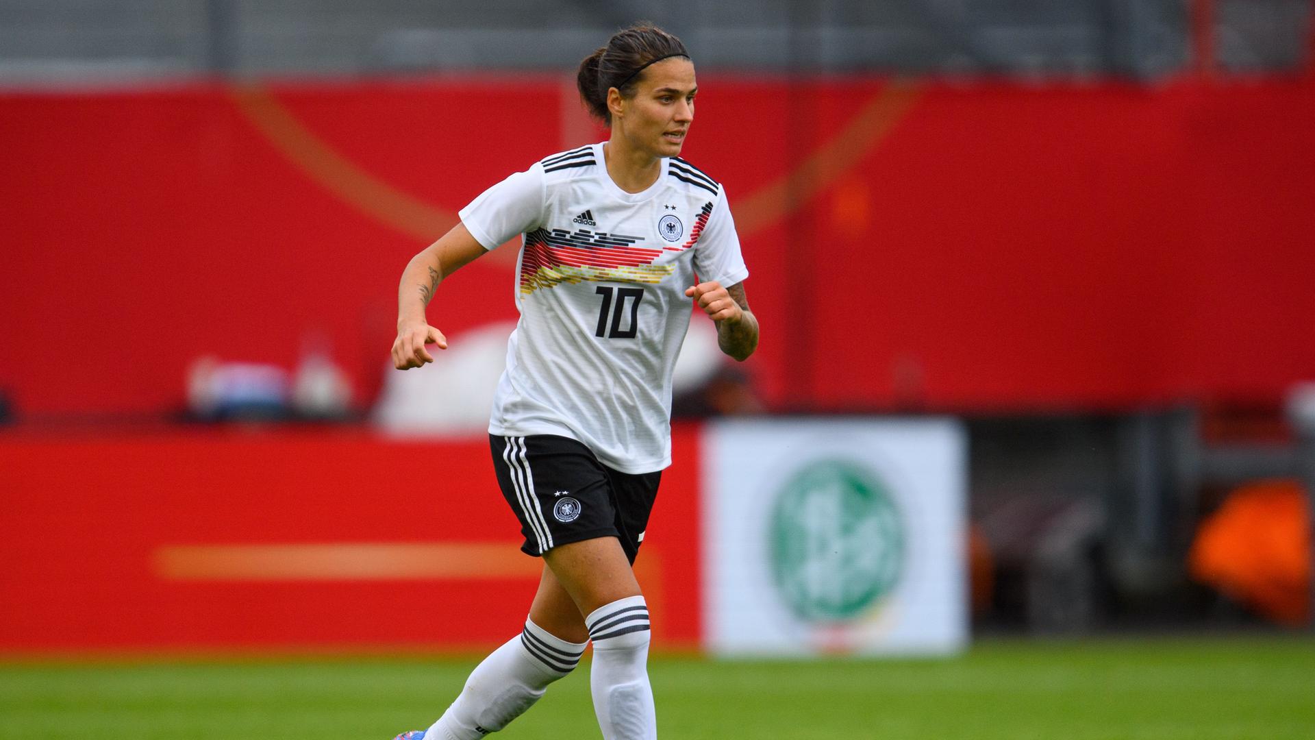 Deutschlands Dzsenifer Marozsan spielt den Ball.