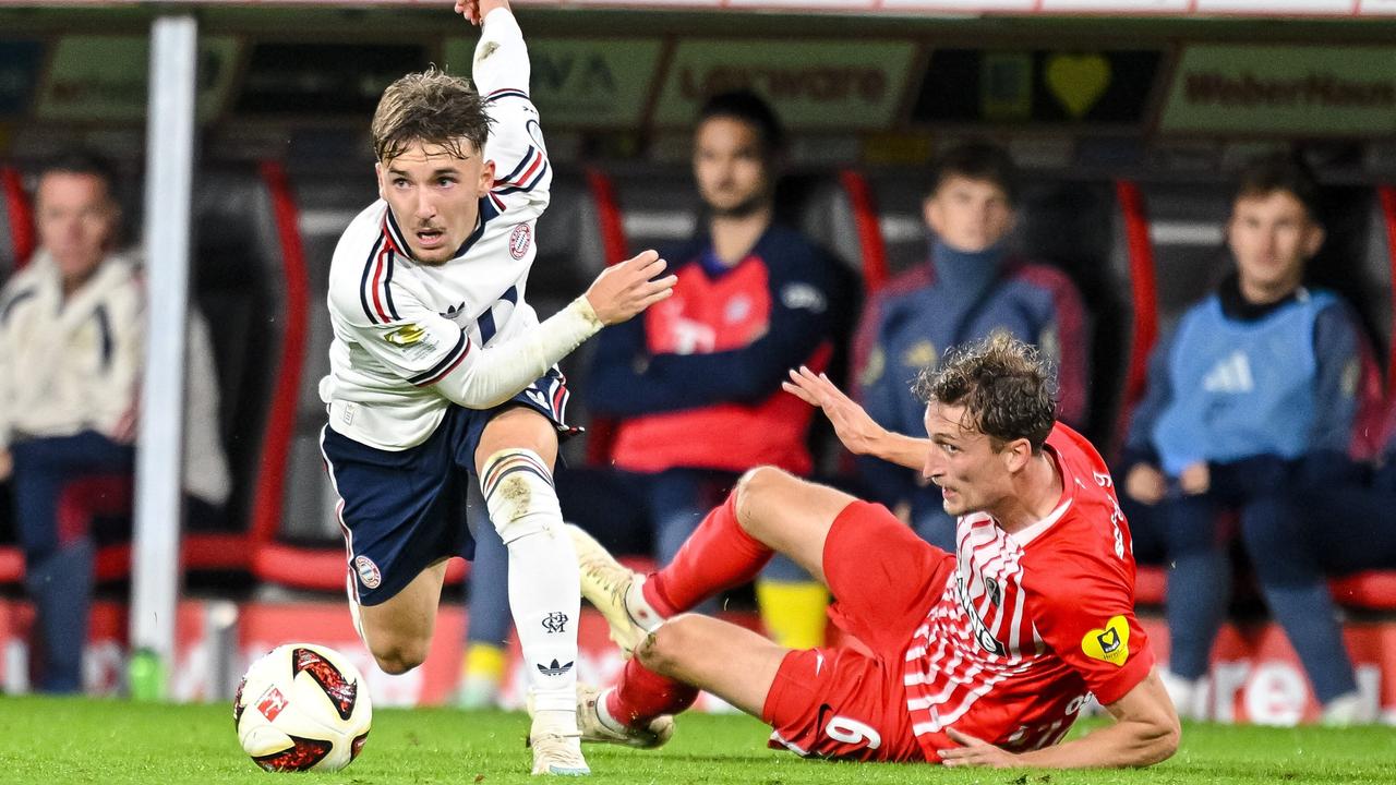 Fußball, Männer: Bundesliga, SC Freiburg - Bayern München, 7. Spieltag, Europa-Park Stadion. Lennart Karl (l, FC Bayern München) in Aktion gegen Patrick Osterhage (SC Freiburg).