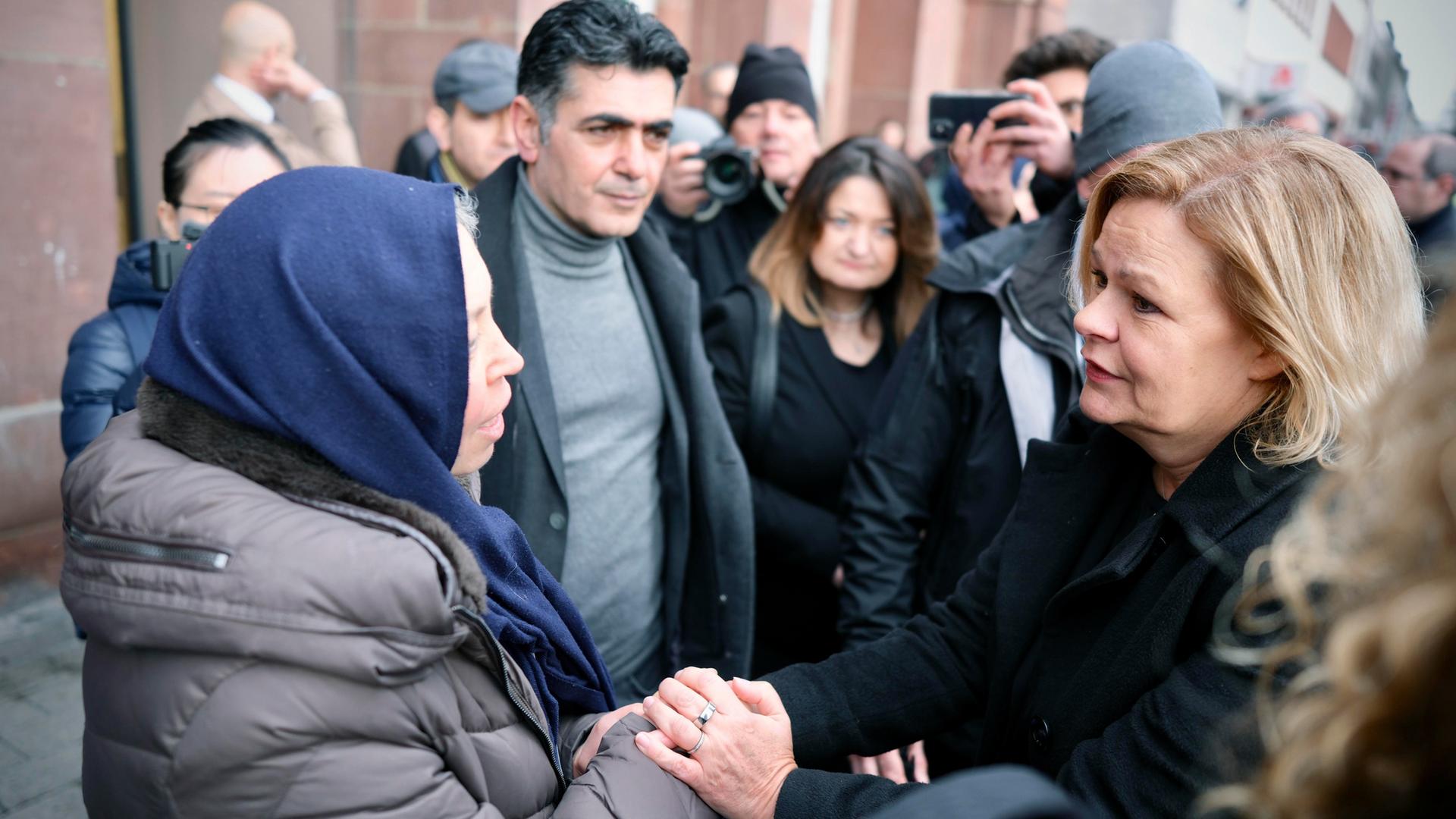 Vertreter von Politik, Buergerschaft und Religionsgemeinschaften haben am Sonntag (19.02.20239) auf dem Hanauer Marktplatz der Opfer des rassistischen Anschlags von vor drei Jahren gedacht. (Foto: Bundesinnenministerin Nancy Faeser (SPD) begruesst Emis Guerbuez (Gürbüz), Mutter von Sedat Guerbuez der am 19.2.2020 in Hanau ermordet wurde). Am Abend des 19. Februars 2020 erschoss der Hanauer Tobias R. neun Buerger aus Einwandererfamilien, seine Mutter und sich selbst, weitere Opfer ueberlebten verletzt. Ein Gutachten diagnostizierte bei dem Taeter paranoide Schizophrenie, auf die eine Ideologie mit rassistischen Elementen aufgesetzt gewesen sei. (Siehe epd-Meldung vom 19.02.2023)