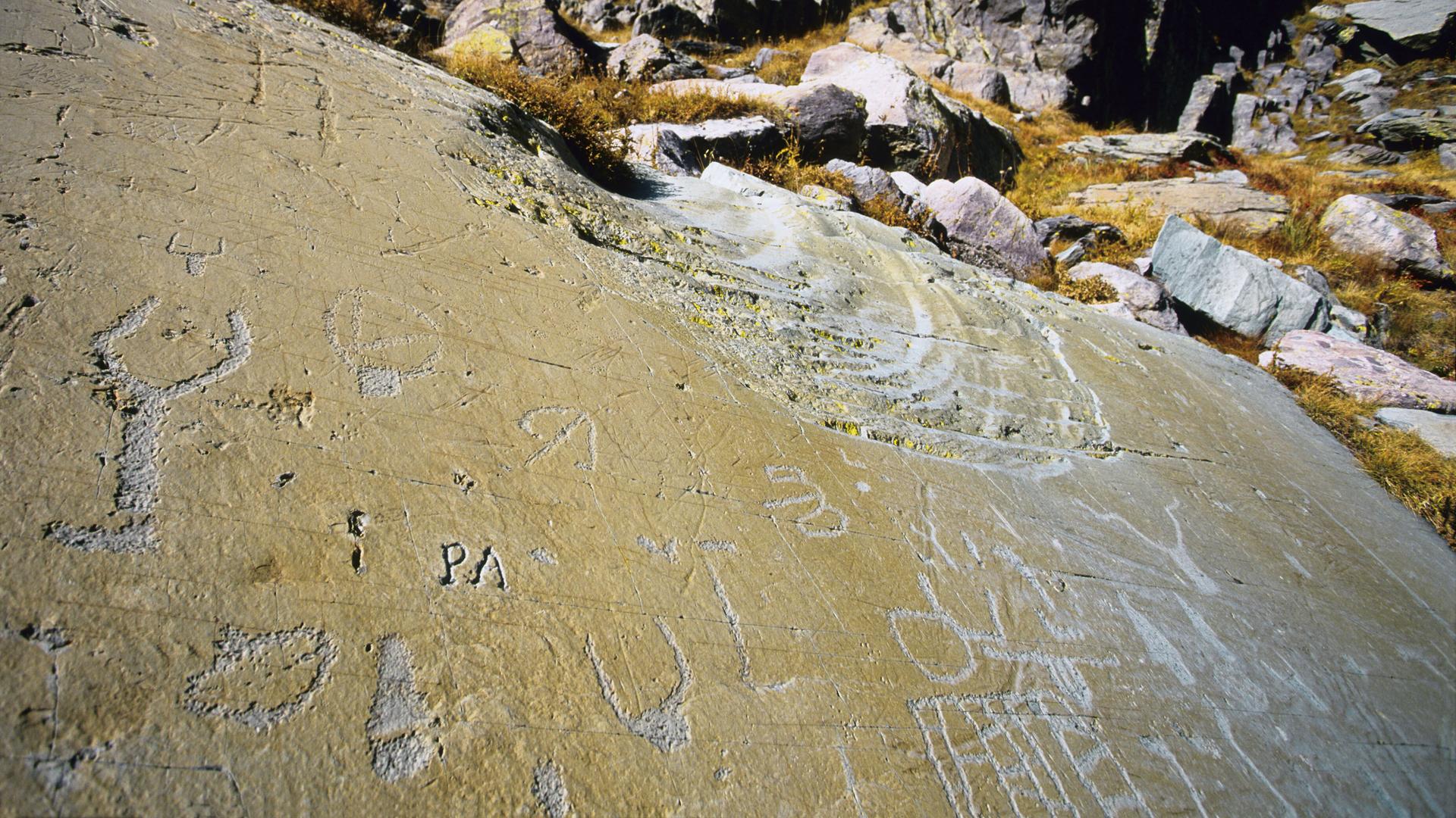 Jahrtausende alte Felsgravuren im "Vallee des Merveilles" im Mercantour-Nationalpark.