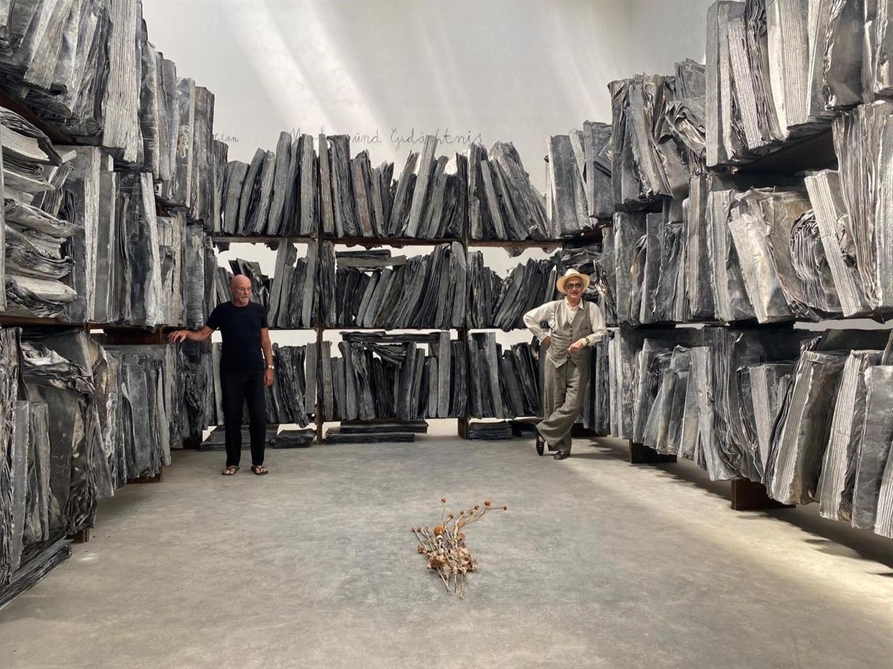 Anselm Kiefer und Wim Wenders in Kiefer's Atelier.