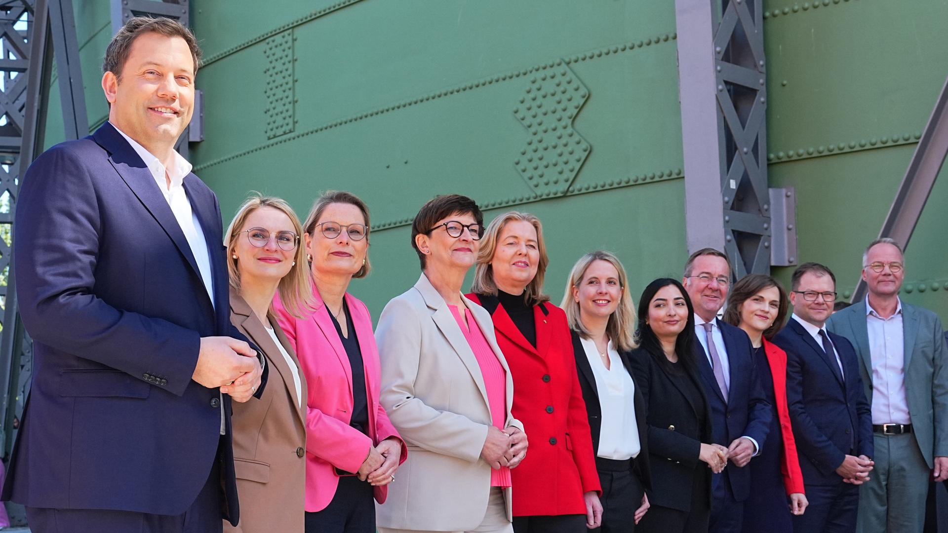 Lars Klingbeil SPD-Vorsitzender und designierter Bundesfinanzminister und Vizekanzler bei der Vorstellung der Bundesministerinnen und -minister z.B. Natalie Pawlik, designierte Staatsministerin und Beauftragte für Migration, Flüchtlinge und Integration.