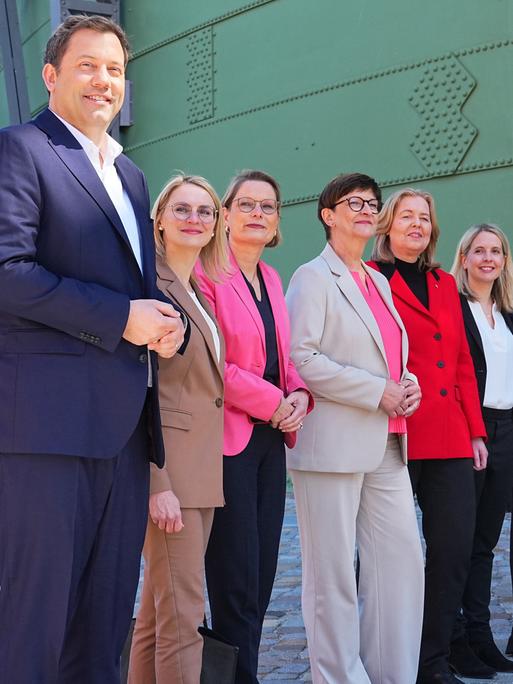 Lars Klingbeil SPD-Vorsitzender und designierter Bundesfinanzminister und Vizekanzler bei der Vorstellung der Bundesministerinnen und -minister z.B. Natalie Pawlik, designierte Staatsministerin und Beauftragte für Migration, Flüchtlinge und Integration.