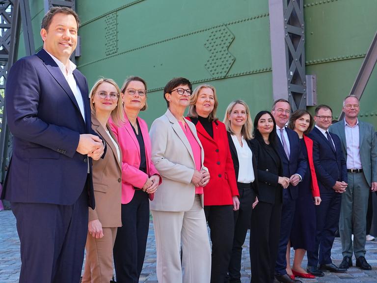 Lars Klingbeil SPD-Vorsitzender und designierter Bundesfinanzminister und Vizekanzler bei der Vorstellung der Bundesministerinnen und -minister z.B. Natalie Pawlik, designierte Staatsministerin und Beauftragte für Migration, Flüchtlinge und Integration.