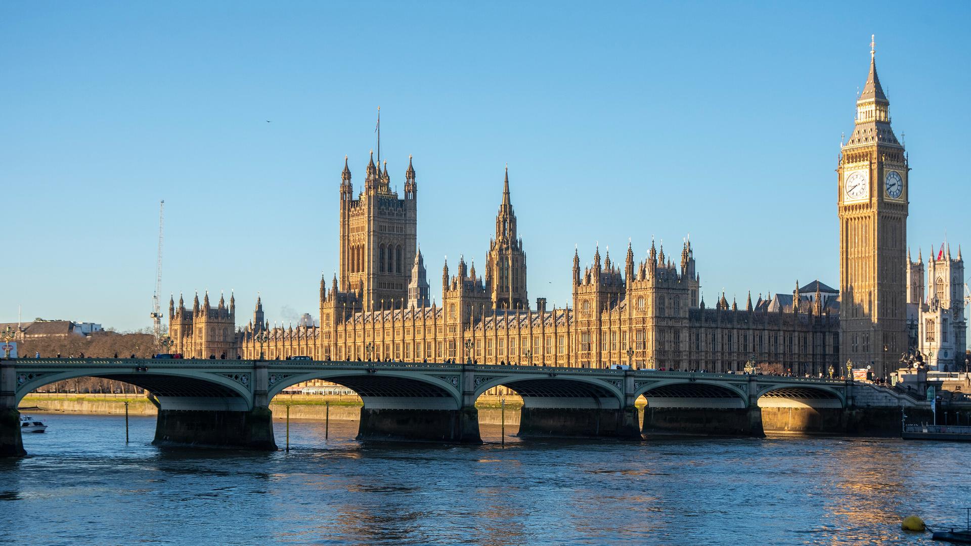 Blick auf den Palace of Westminster und die Themse vor blauem Himmel