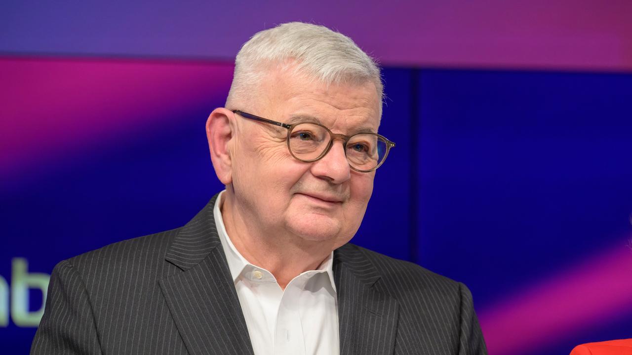 Der ehemalige Bundesaußenminister Joschka Fischer sitzt in einem Fernsehstudio.