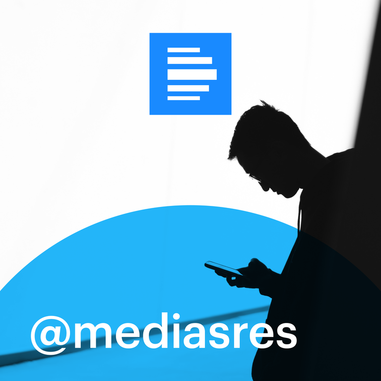 Podcastcover des Medienmagazins mediasres. Das Bild zeigt einen Mann im Gegenlicht, der konzentriert auf sein Smartphone schaut