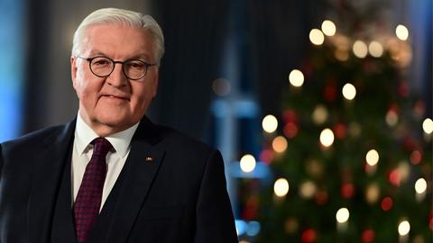 Bundespräsident Frank-Walter Steinmeier steht vor einem Weihnachtsbaum