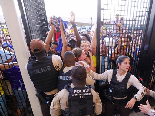 Argentinien gegen Kolumbien 14. Juli 2024 Miami, FL, USA Fans stürmen die Tore vor dem Copa America-Finale zwischen Argentinien und Kolumbien im Hard Rock Stadium. 