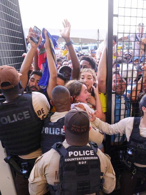 Argentinien gegen Kolumbien 14. Juli 2024 Miami, FL, USA Fans stürmen die Tore vor dem Copa America-Finale zwischen Argentinien und Kolumbien im Hard Rock Stadium. 