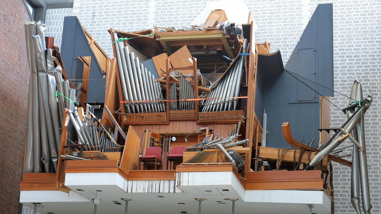 Blick auf die Empore mit der beschädigten Orgel in der Elisabethkirche in Kassel,;mehrere Pfeifen sind abgeknickt.