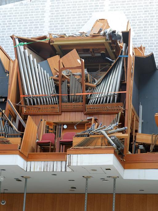 Blick auf die Empore mit der beschädigten Orgel in der Elisabethkirche in Kassel, mehrere Pfeifen sind abgeknickt.