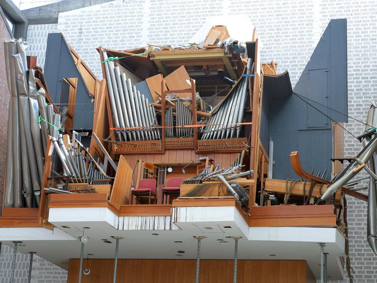 Blick auf die Empore mit der beschädigten Orgel in der Elisabethkirche in Kassel, mehrere Pfeifen sind abgeknickt.