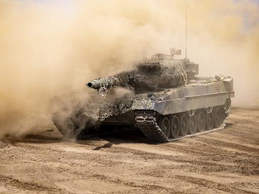 Ein Leopard-Panzer der Bundeswehr bei der Übung "Griffin Storm" in Pabrade, Litauen, 2023.