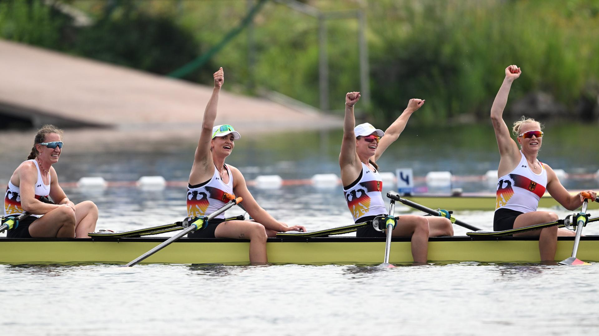 Deutschlands Doppelvierer Maren Wölz, Tabea Schendekehl, Leonie Menzel, Pia Greiten jubeln im Ziel über Bronze. Deutschlands Doppelvierer Maren Wölz, Tabea Schendekehl, Leonie Menzel, Pia Greiten jubeln im Ziel über Bronze.