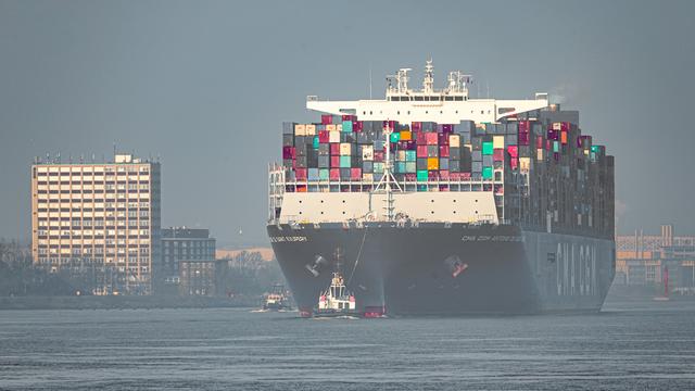 Das Containerschiff CMA CGM Antoine de Saint Exupery der französischen Reederei CMA CGM läuft bei leichtem Morgennebel in den Hamburger Hafen ein.