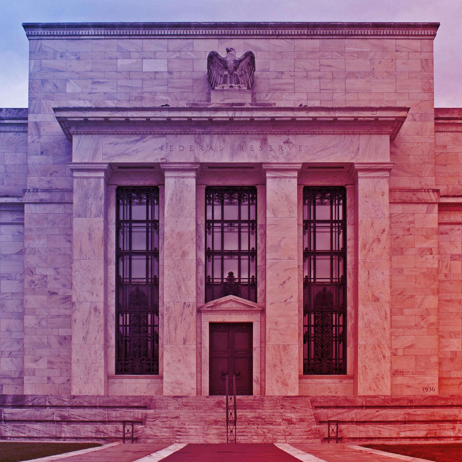 Der Eingang der US-Notenbank FED, mit einem rot-blauen Farbverlauf.