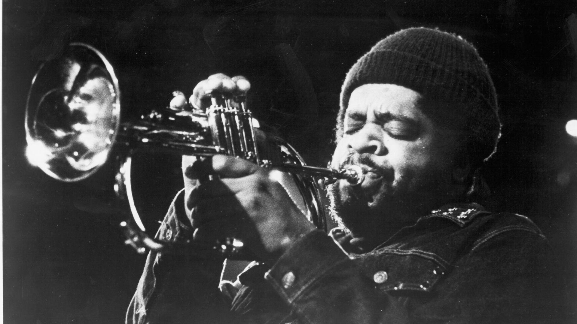Der Jazzmusiker Donald Byrd posiert mit Trompete für ein Werbefoto für das Label Blue Note Records in den frühen 1970er-Jahren.