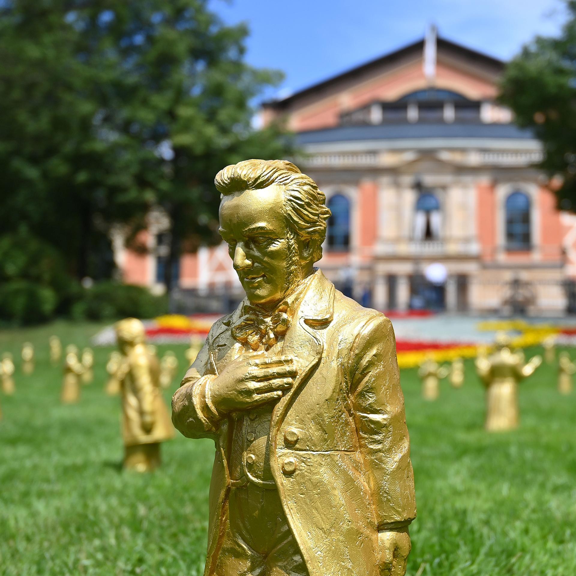 150 Jahre - Bayreuther Festspiele - zwischen Wagner-Mythos und Kontroverse