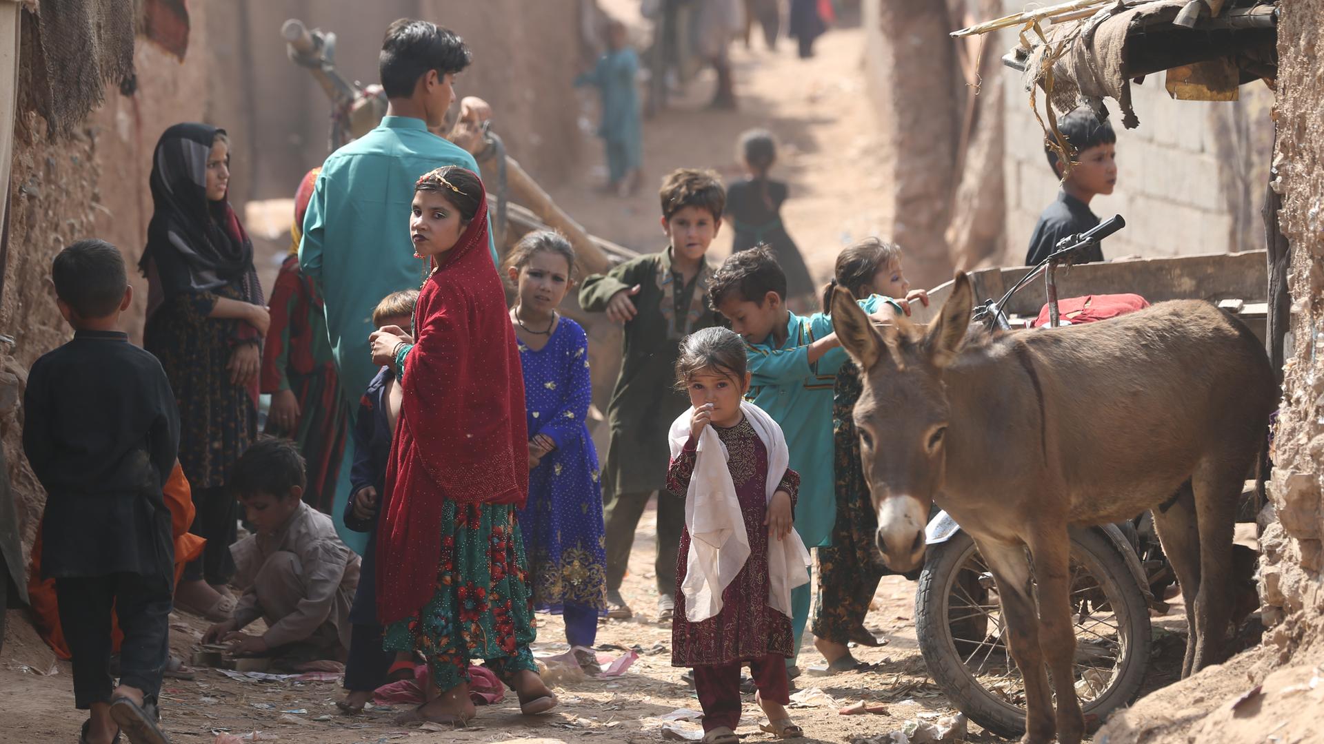 ISLAMABAD, PAKISTAN – 5. OKTOBER 2022: Afghanische Flüchtlinge, die nach der US-Besetzung im Jahr 2001 geflohen sind, leben unter schlechten Bedingungen im Flüchtlingslager Basti in Islamabad, Pakistan. 