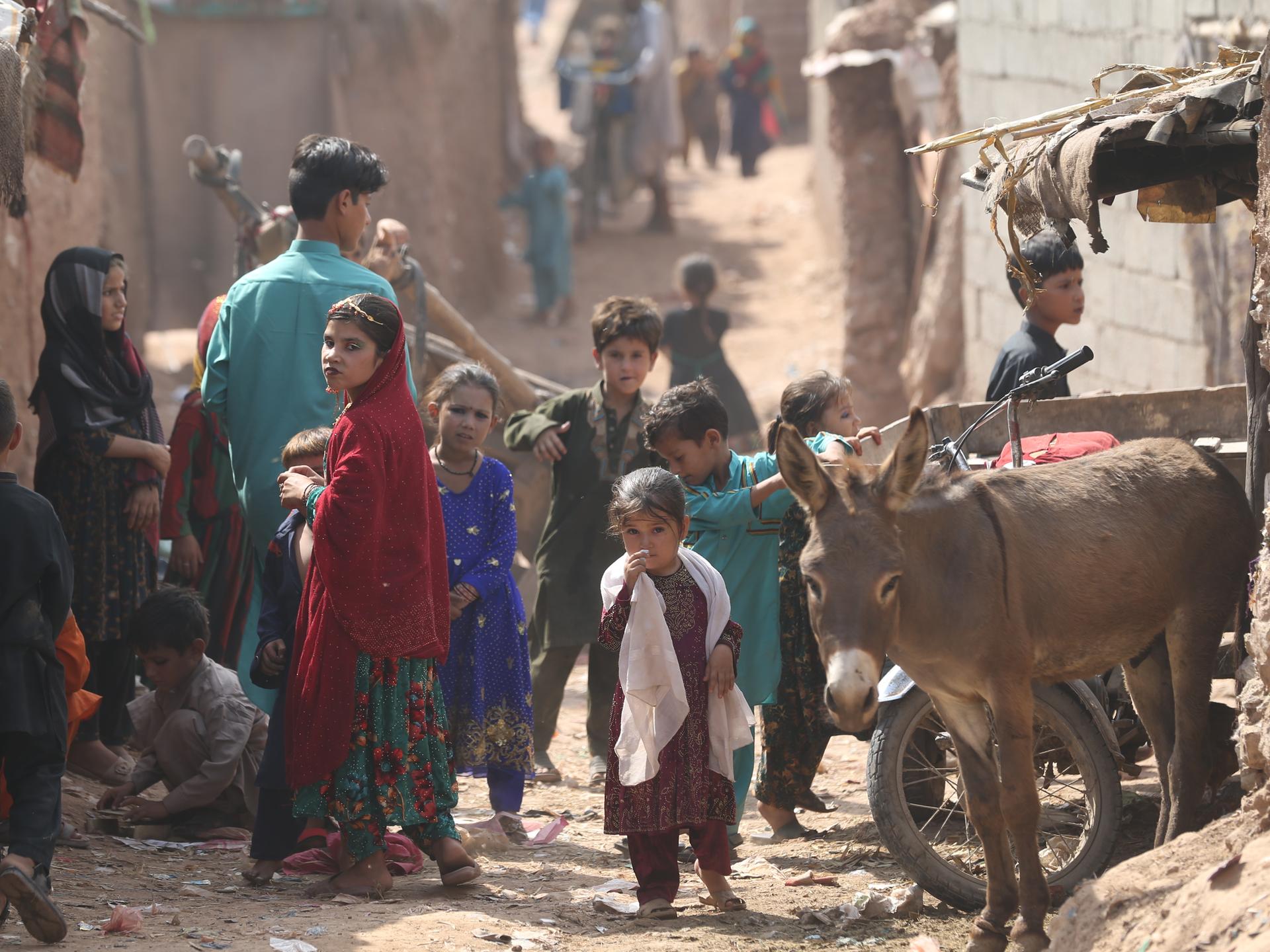 ISLAMABAD, PAKISTAN – 5. OKTOBER 2022: Afghanische Flüchtlinge, die nach der US-Besetzung im Jahr 2001 geflohen sind, leben unter schlechten Bedingungen im Flüchtlingslager Basti in Islamabad, Pakistan. 