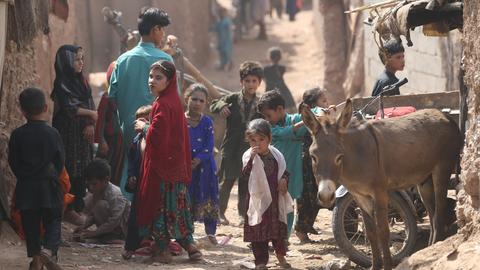 ISLAMABAD, PAKISTAN – 5. OKTOBER 2022: Afghanische Flüchtlinge, die nach der US-Besetzung im Jahr 2001 geflohen sind, leben unter schlechten Bedingungen im Flüchtlingslager Basti in Islamabad, Pakistan. 