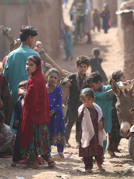ISLAMABAD, PAKISTAN – 5. OKTOBER 2022: Afghanische Flüchtlinge, die nach der US-Besetzung im Jahr 2001 geflohen sind, leben unter schlechten Bedingungen im Flüchtlingslager Basti in Islamabad, Pakistan. 