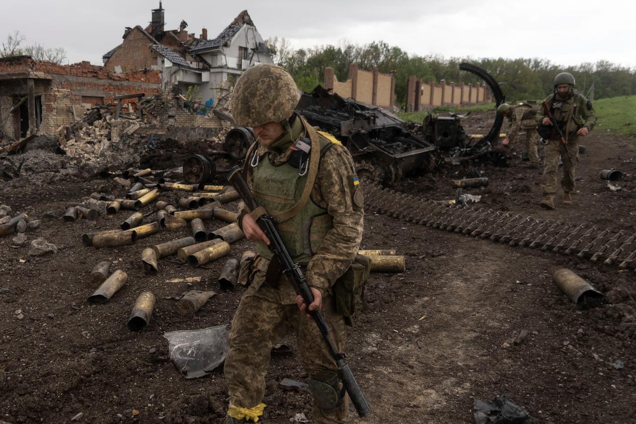 Ukrainische Soldaten patrouillieren in einem Vorort von Charkiw in der Ostukraine. 