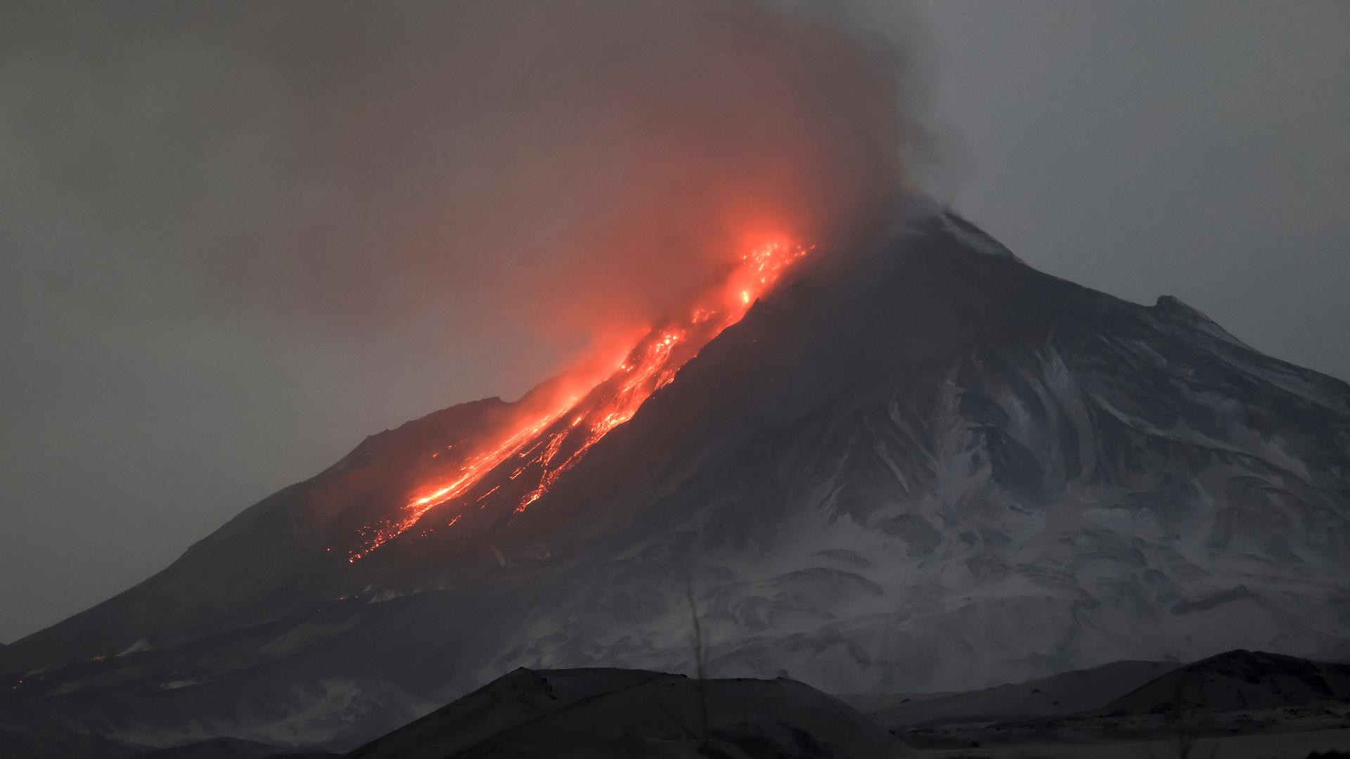 Russland: Lava und Dämpfe treten aus dem Vulkan auf der Halbinsel Kamtschatka aus.
